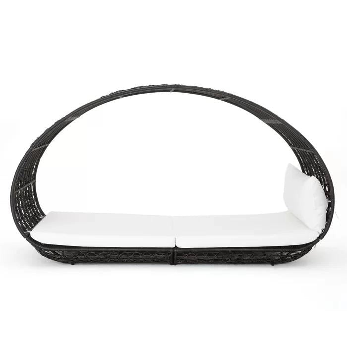 Lit de jour d'extérieur en osier avec auvent et coussins résistants à l'eau