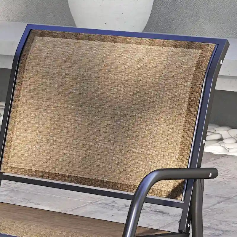 Fauteuil à bascule Outsunny pour véranda avec filet respirant, accoudoirs incurvés et structure en acier, idéal pour le jardin, la piscine, la cour ou le balcon.