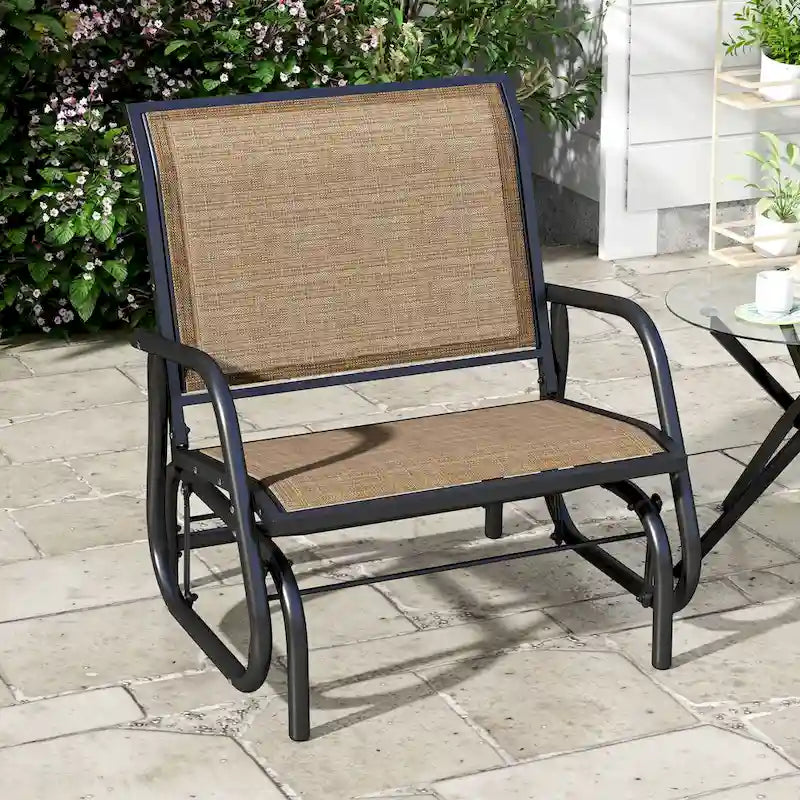 Fauteuil à bascule Outsunny pour véranda avec filet respirant, accoudoirs incurvés et structure en acier, idéal pour le jardin, la piscine, la cour ou le balcon.