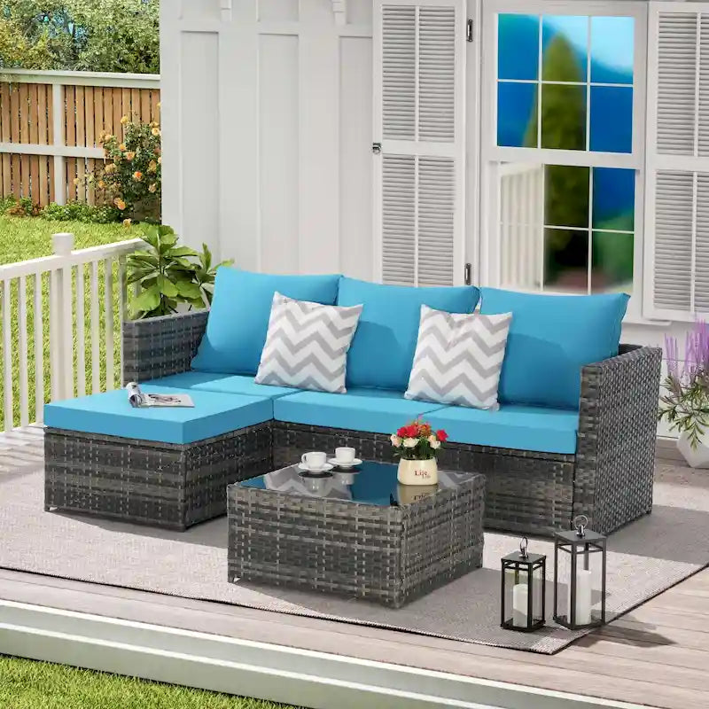 Ensemble canapé d'extérieur en résine tressée en forme de L, 3 places, avec pouf et table basse.