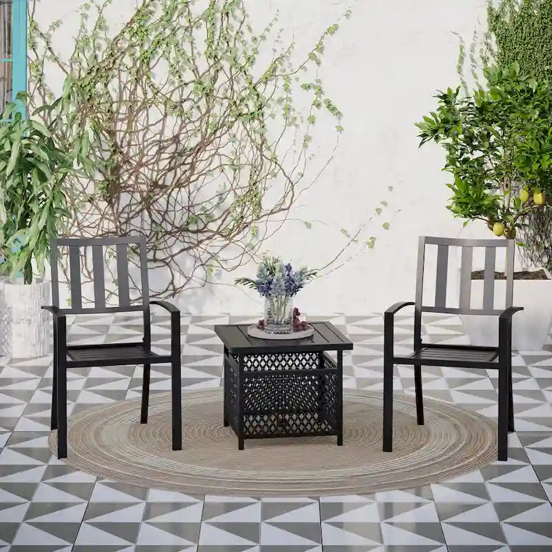 Ensemble bistro de patio MAISON ARTS comprenant une table basse avec parasol et 2 chaises empilables.