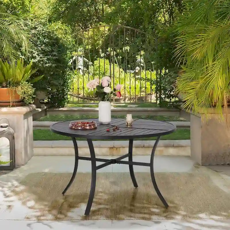 Ensemble de salle à manger d'extérieur 5 pièces, comprenant 4 chaises pivotantes avec structure en aluminium et revêtement en tissu textilene respirant, et 1 table ronde en métal.