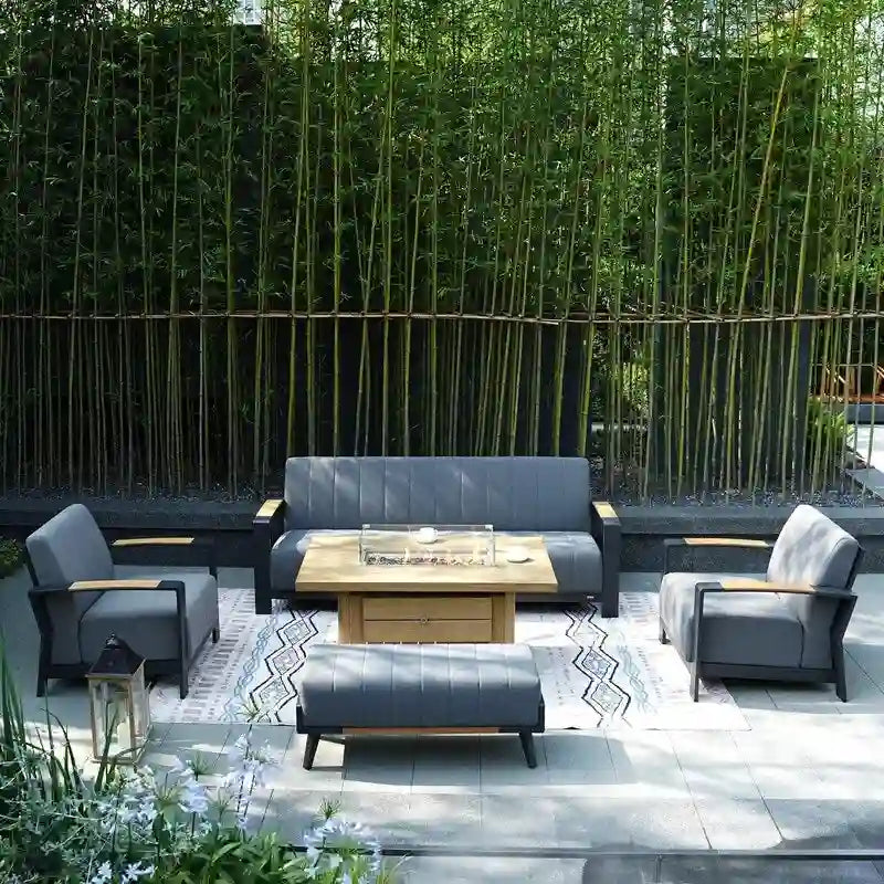 Ensemble de conversation de patio 5 pièces en acrylique avec table et banc en mousse, comprenant un foyer et un banc.