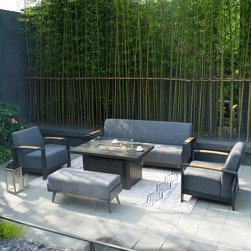 Ensemble de conversation de patio 5 pièces en acrylique avec table et banc en mousse, comprenant un foyer et un banc.