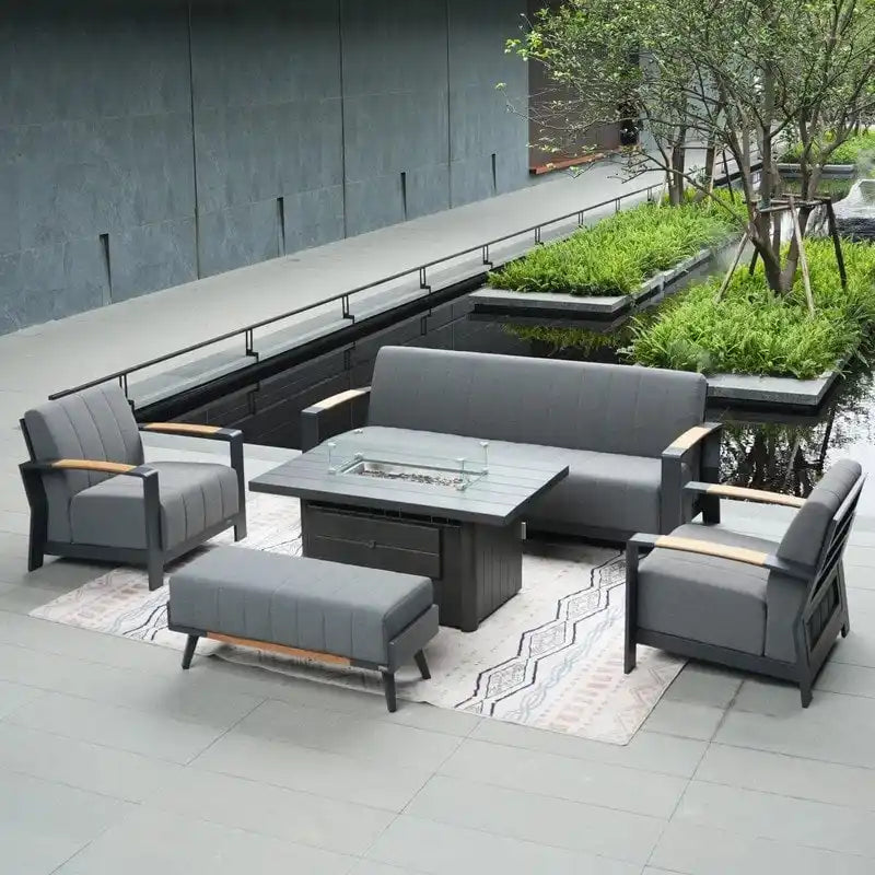 Ensemble de conversation de patio 5 pièces en acrylique avec table et banc en mousse, comprenant un foyer et un banc.