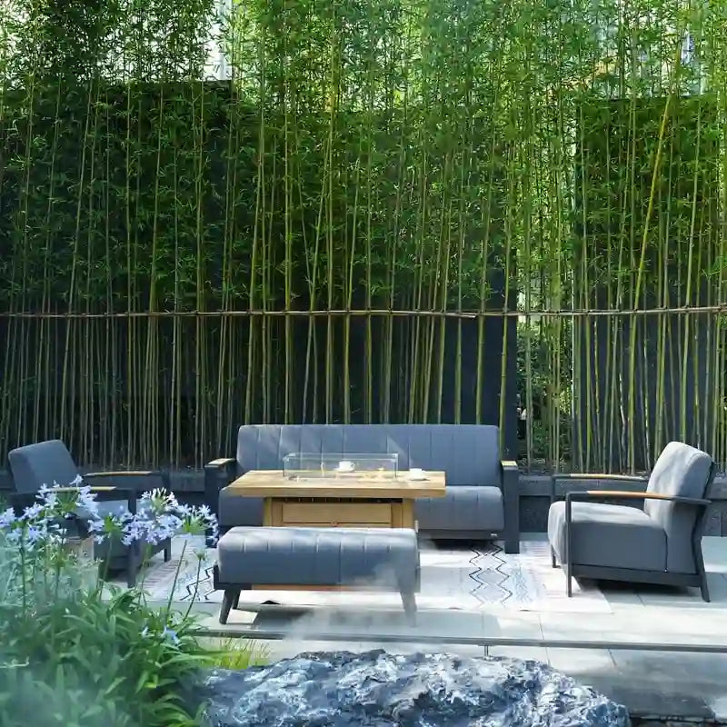 Ensemble de conversation de patio 5 pièces en acrylique avec table et banc en mousse, comprenant un foyer et un banc.