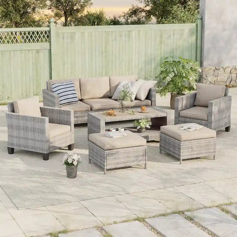Ensemble de canapé de patio BONOSUKI 6 pièces en rotin gris avec poufs et table basse.