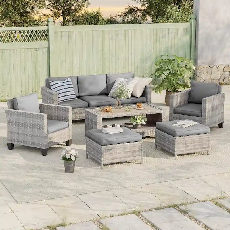 Ensemble de canapé de patio BONOSUKI 6 pièces en rotin gris avec poufs et table basse.