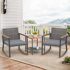 Ensemble bistro en résine tressée à bascule 3 pièces, mobilier de jardin avec chaises de véranda et table basse en verre.