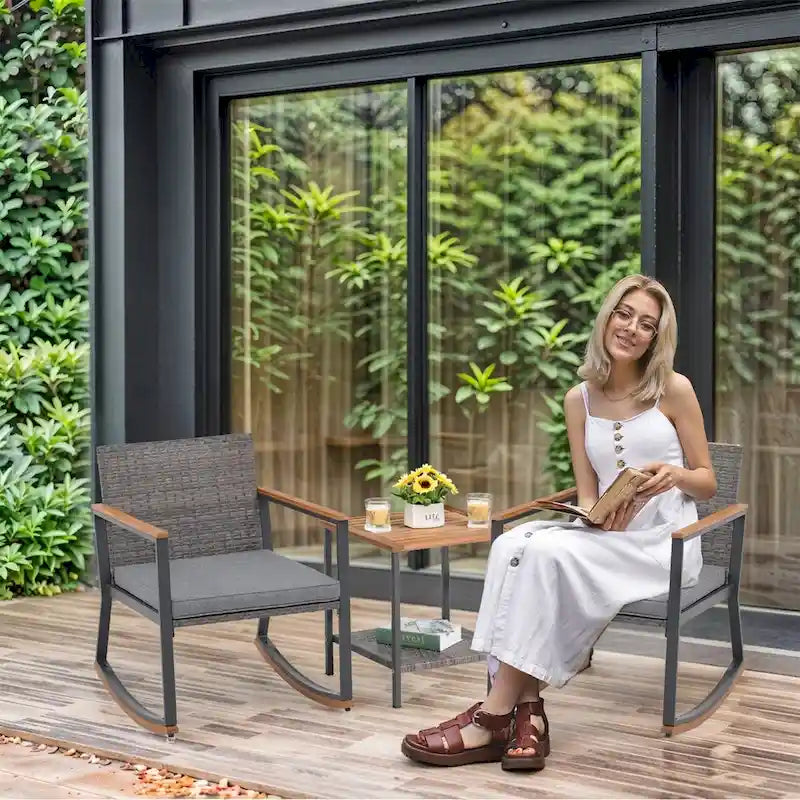 Ensemble bistro en résine tressée à bascule 3 pièces, mobilier de jardin avec chaises de véranda et table basse en verre.