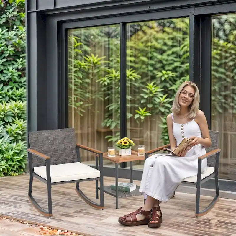 Ensemble bistro en résine tressée à bascule 3 pièces, mobilier de jardin avec chaises de véranda et table basse en verre.