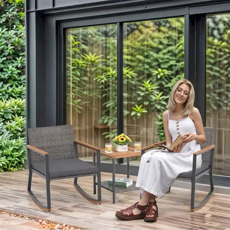 Ensemble bistro en résine tressée à bascule 3 pièces, mobilier de jardin avec chaises de véranda et table basse en verre.