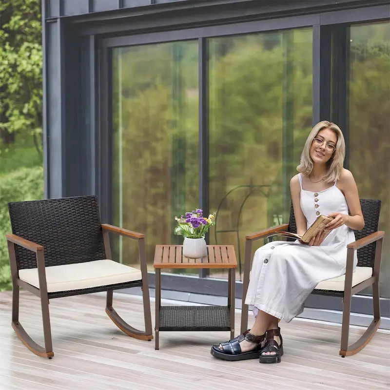 Ensemble bistro en résine tressée à bascule 3 pièces, mobilier de jardin avec chaises de véranda et table basse en verre.